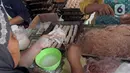 Pekerja membuat dim sum di UMKM rumahan Bunda Imoet Ciputat, Tangerang Selatan, Banten, Selasa (5/4/2022). Selama Ramadhan, kuliner siap saji berbagai rasa ini mengalami peningkatan pesanan dimana pada hari biasa 250 kg kini bisa mencapai 500 kg. (merdeka.com/Arie Basuki)