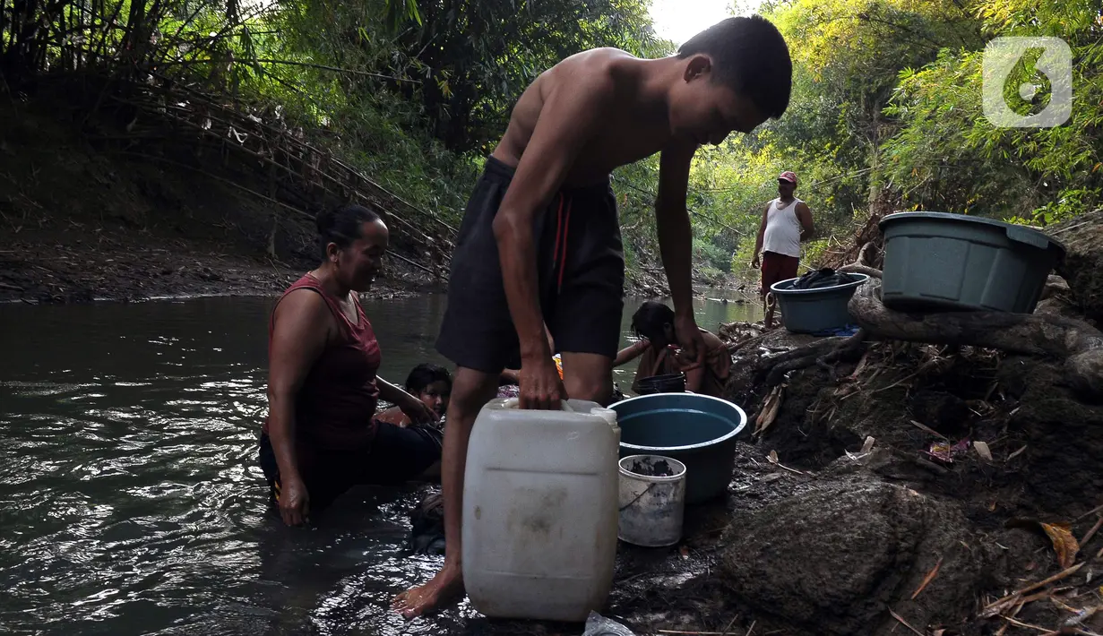 Jerigen dengan kapasitas 20 liter dimanfaatkan warga untuk menampung air Kali Cihoe sebagai pasokan cadangan air di rumah mereka. (merdeka.com/Imam Buhori)