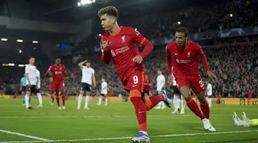 Pemain Liverpool Roberto Firmino melakukan selebrasi usai mencetak gol ke gawang Benfica pada pertandingan sepak bola leg kedua perempat final Liga Champions di Stadion Anfield, Liverpool, Inggris, 13 April 2022. Pertandingan berakhir dengan skor 3-3. (AP Photo/Jon Super)