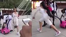 Video itu memperlihatkan Chyna hampir melempar stroller berwarna pink dan menunjukkan sikap yang sangat buruk. (Crime Online)