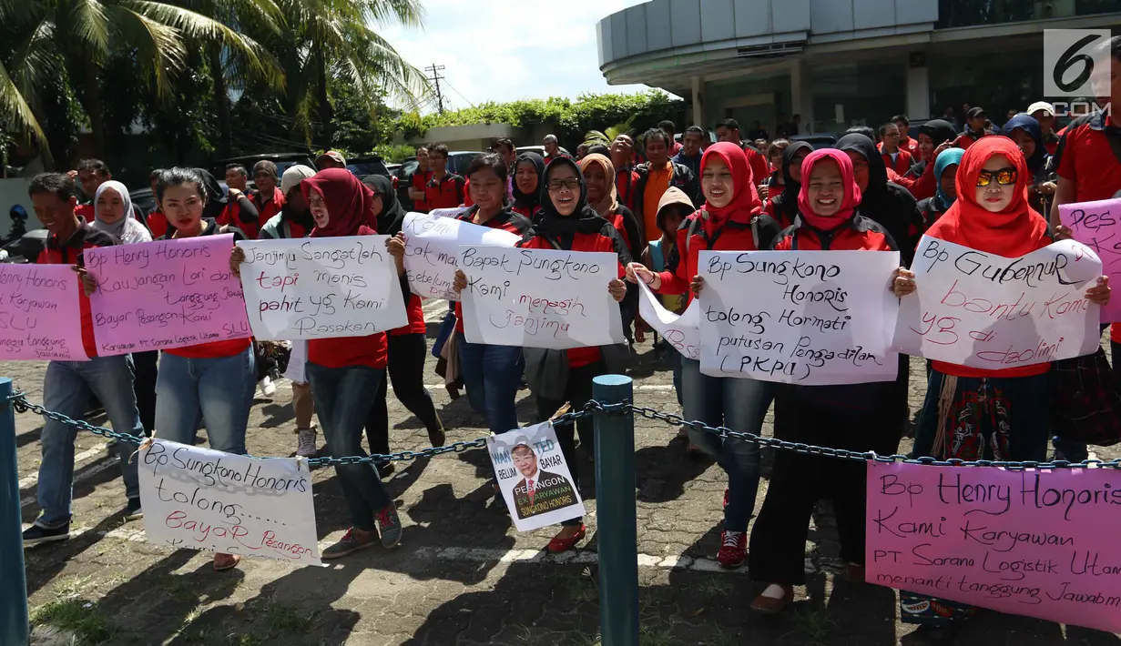 Puluhan mantan karyawan 7-Eleven (Sevel) membawa poster saat melakukan aksi di Jakarta, Rabu (22/2). Mereka mendesak agar PT Sevel Indonesia (MSI) segera membayarkan pesangon. (Liputan6.com/Angga Yuniar)