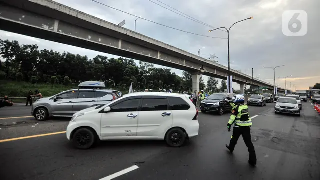 FOTO: Pemberlakuan One Way di Tol Jakarta - Cikampek