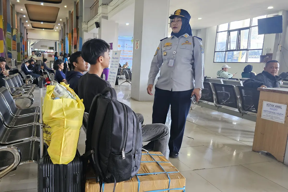 Sekdis Dishub Kota Depok, Nita Ita Hernita saat berinteraksi dengan pemudik di Terminal Jatijajar, Depok (Liputan6.com/Dicky Agung Prihanto)