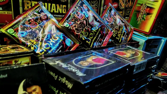 Kondom dan 'tisu magic' yang dijual oleh Herman Julis (65), salah satu penjual jamu di Jalan Nasional, Meulaboh, Ace Barat (Liputan6.com/Rino Abonita)
