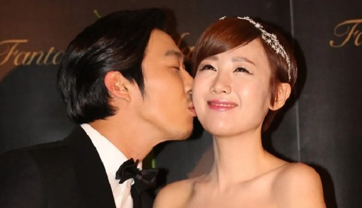 Byul dan Haha awalnya berteman, namun akhirnya mereka memutuskan untuk berkencan. Teman-teman mereka tak mengetahui jika Byul dan Haha berpacaran. Jalinan Haha dan Byul pun berakhir di pelaminan. (Foto: dramafever.com)