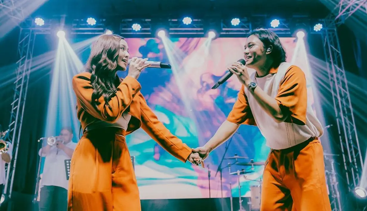 Rizky Febian dan Mahalini Raharja jadi pasangan kekasih kalangan selebriti yang cukup jadi sorotan. Tak jarang pula mereka duet bareng. Bahkan Rizky dan Mahalini seolah tak segan mengumbar kemesraan di atas panggung. (Liputan6.com/IG/@mahaliniraharja)