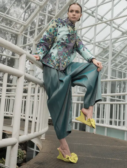 <p>Koleksi ini mencerminkan kemampuan manusia untuk beradaptasi, bergerak, dengan penuh optimis. Sapto mengemasnya dengan apik dan penuk makna. / Foto: dok SAPTO DJOJOKARTIKO.</p>