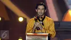 Aktor Reza Rahadian meraih penghargaan sebagai Pemeran Utama Pria Terpuji Festival Film Bandung (FFB) 2016 lewat perannya dalam film My Stupid Boss, di Monumen Perjuangan Rakyat Jawa Barat, Sabtu (24/9). (Liputan6.com/Herman Zakharia)