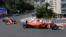 Kimi Raikkonen saat berada paling depan diikuti Sebastian Vettel pada balapan F1 GP Monako di Monte-Carlo, (28/5/2017). (AP/Claude Paris)