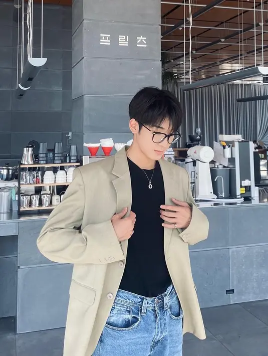 Penampilan kasual namun tetap menawan seperti Wonwoo ini juga bisa dijadikan inspirasi. memakai kaos polos hitam serta celana jeans, tampilan kasual ini juga bisa ditambahkan dengan blazer. (Liputan6.com/IG/@everyone_woo)