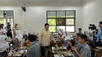 Presiden Prabowo Subianto tinjau hasil revitalisasi sekolah di SMAN 1 Cilacap di Desa Conan, Jawa Tengah, Rabu (29/4/2026). (Liputan6.com/Lizsa Egaham)