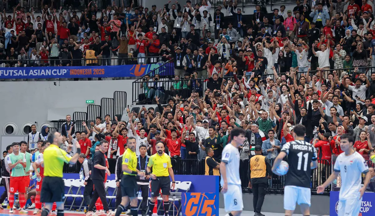 Keunggulan 1-0 untuk Timnas Futsal Indonesia bertahan waktu turun minum tiba. Tampak dalm foto, euforia suporter skuad Garuda saat menyaksikan laga Timnas Futsal Indonesia melawan Irak pada laga penyisihan Grup A Piala Asia Futsal 2026 di Indonesia Arena, Kompleks Gelora Bung Karno, Senayan, Jakarta, Sabtu (31/1/2026). (Bola.com/Bagaskara Lazuardi)