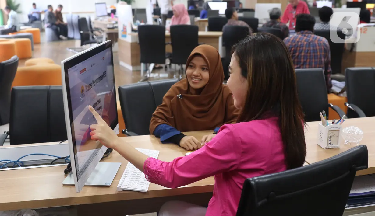 Petugas melayani seorang pemohon perizinan di Mal Pelayanan Publik, Jakarta, Jumat (6/3/2020). Mal Pelayanan Publik Provinsi DKI Jakarta  meningkatkan tindakan pencegahan penyebaran virus corona dan memastikan seluruh tempat pelayanan publik yang bersih dan aman. (Liputan6.com/Angga Yuniar)