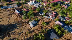 Foto udara menunjukkan kerusakan akibat banjir di Meureudu, Kabupaten Pidie Jaya, Provinsi Aceh, pada 30 November 2025. Kabupaten Pidie Jaya, Provinsi Aceh dilanda bencana Hidrometereologi setelah hujan lebat mengguyur wilayah itu selama tiga hari berturut-turut, mulai Selasa (25/11/2025) hingga Kamis (27/11/2025). (CHAIDEER MAHYUDDIN/AFP)