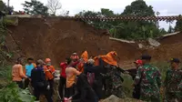 Petugas gabungan mengevakuasi jasad korban longsor Bogor, di  Kampung Maseng, Warung Menteng, Kecamatan Cijeruk