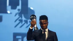 Pemain Real Madrid, Vinicius Jr dinobatkan sebagai pemain pria terbaik FIFA 2024 dalam acara yang berlangsung di oha, Qatar pada Selasa (18/12) malam waktu setempat. (AFP/Karim Jaafar)