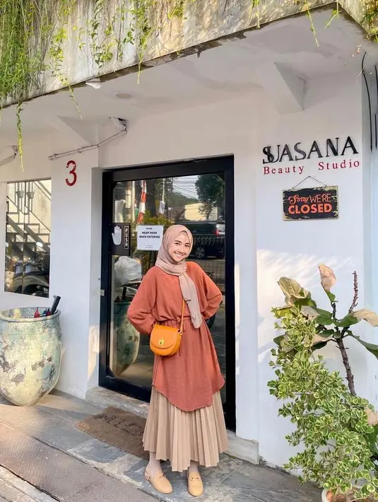 Inspirasi busana untuk hangout, bisa tiru gaya selebgram Richaeu dengan memadukan tunik yang diberi belt dan rok plisket. Pilihan warna earthy bikin lookmu terkesan hangat (Instagram/richaeu).