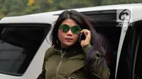 Rosa Meldianti atau yang akrab disapa Meldi mendatangi Polda Metro Jaya, Jakarta, Selasa (6/11). Meldi melaporkan balik pedangdut yang juga tantenya, Dewi Perssik atas tuduhan telah melakukan pencemaran nama baik. (Liputan6.com/Faizal Fanani)