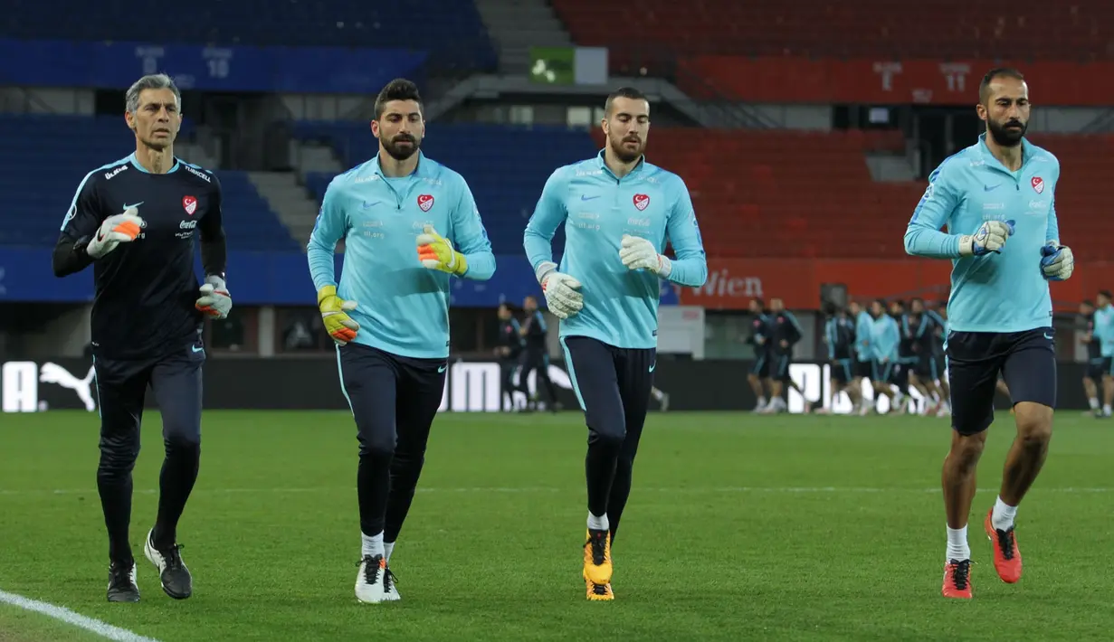 Trio penjaga gawang Timnas Turki tengah menjalani sesi latihan jogging di bawah arahan pelatih. (Bola.com/Reza Khomaini)