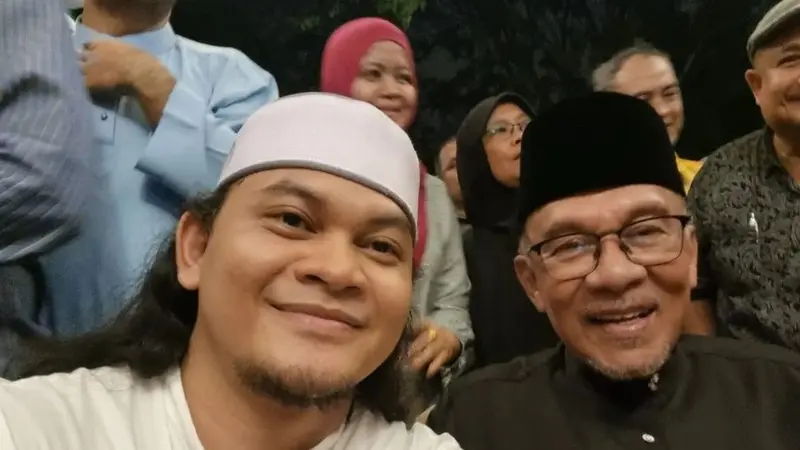 Paranormal Mbah Mijan berfoto bersama Perdana Menteri (PM) Malaysia Anwar Ibrahim (https://www.instagram.com/p/ClWQ2oHPm2y/)