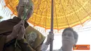 Citizen6, Makassar: Seorang biksu ikut dalam mengarak patung sang budha di Makassar, selasa(17/05). Para biksu ini didatangkan langsung dari Kamboja untuk merayakan hari raya waisak 2555.