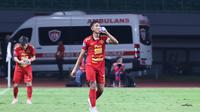 Bek Persija Jakarta, Rizky Ridho, setelah mencetak gol spektakuler ke gawang Arema FC pada laga pekan ke-26 BRI Liga 1 2024/2025 di Stadion Patriot Candrabhaga, Bekasi, Minggu (9/3/2025) malam WIB. Namun, Persija akhirnya kalah 1-3 dari Arema FC. (Bola.com/Abdul Aziz)