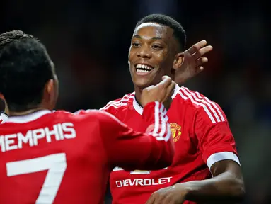 Pemain Manchester United, Anthony Martial, mencetak gol ketiga ke gawang Ipswich Town dalam laga putaran ketiga Piala Liga Inggris di Stadion Old Trafford, Manchester, Inggris, Kamis (24/9/2015) dini hari WIB. (Reuters/Andrew Yates)