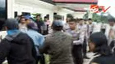 Puluhan keluarga Zakaria yang dibunuh mengamuk di kantor Polres Mamasa, Sulawesi Barat, lantaran dihalangi masuk ke markas Polres. Keluarga korban memprotes kepolisian yang dinilai tidak cermat dan tidak maksimal dalam menyidik kasus pembunuhan yang didug
