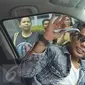 Muncikari artis, Robby Abbas menyapa para pewarta dari dalam mobil yang menjemputnya di LP Cipinang, Jakarta, Selasa (10/5). Sebelumnya, Robby diciduk polisi di sebuah hotel bintang lima di Kuningan, Jakarta pada 8 Mei 2015. (Liputan6.com/Herman Zakharia)