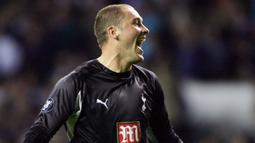 Paul Robinson - Mantan kiper Timnas Inggris ini mencatatkan namanya di papan skor saat Tottenham Hotspur jumpa Watford pada 17 Maret 2007. The Lillywhites yang ia bela pun akhirnya meraih kemenangan 3-1. (AFP/Adrian Dennis)