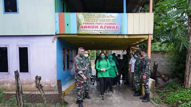 Kegiatan bagi takjil dan makanan buka puasa ramadan jajaran Korem 143 Halu Oleo di Kendari.(Foto Korem 143 Halu Oleo)