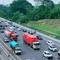 Kondisi arus lalu lintas saat penerapan contraflow di jalan Tol Jakarta-Cikampek. (Antara)