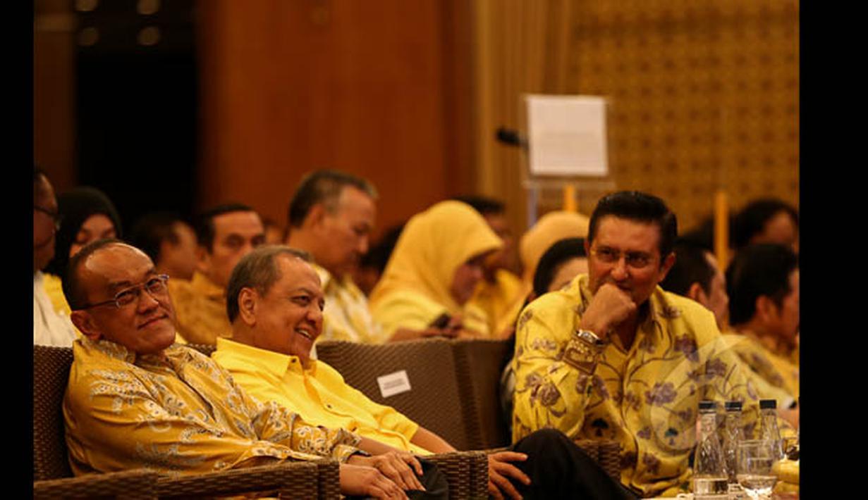 Ketum Partai Golkar versi Munas Bali, Aburizal Bakrie (kiri) menghadiri rapat dengar pendapat Fraksi Golkar DPR dengan pemimpin daerah di Jakarta, Minggu (25/1/2015). (Liputan6.com/Faizal Fanani)