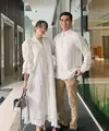Enzy Storia untuk pertama kali lebaran sebagai seorang istri, ia pun tampil mengenakan baju putih serasi dengan suami. Enzy mengenakan dress lace lengan balon. [@enzystoria]