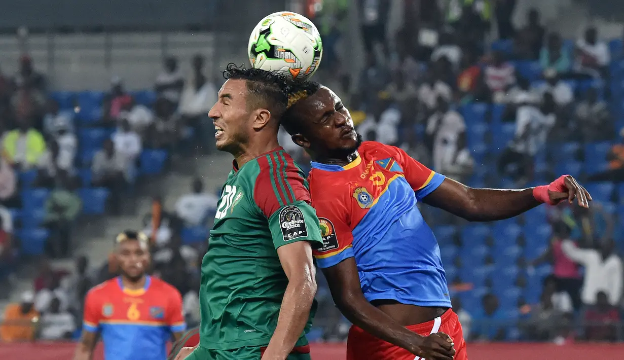 Gelandang Kongo, Merveille Bokadi (kanan) beradu kepala dengan penyerang Maroko, Aziz Bouhaddouz saat Piala Afrika 2017 di Oyem, Gabon pada 16 Januari 2017. (AFP PHOTO / ISSOUF Sanogo)