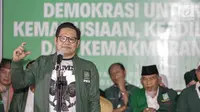 Ketua Umum PKB, Muhaimin Iskandar alias Cak Imin menyampaikan pidato politik sebelum menuju Gedung KPU RI, Jakarta, Minggu (18/2). Pidato tersebut bertemakan demokrasi untuk kemanusiaan, keadilaan dan kemakmuran. (Liputan6.com/Faizal Fanani)