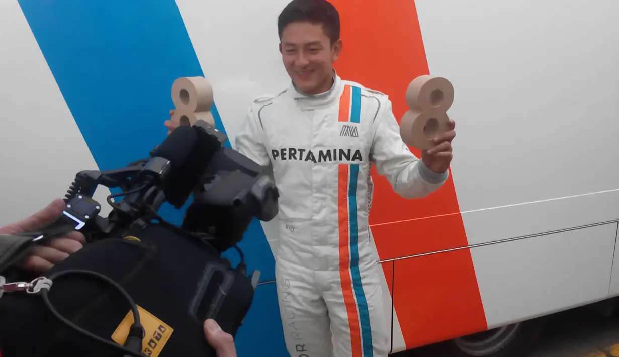 Rio Haryanto memegang nomor 88  yang akan dipakai pada Formula 1 2016 di Sirkuit Catalunya, Barcelona. (Bola.com/Rio Haryanto Media)