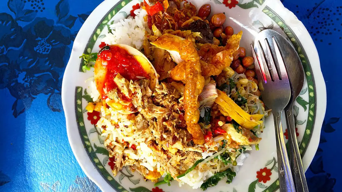 Nikmatnya Menyantap Nasi Campur Bali di Tepi Pantai - Lifestyle Liputan6.com