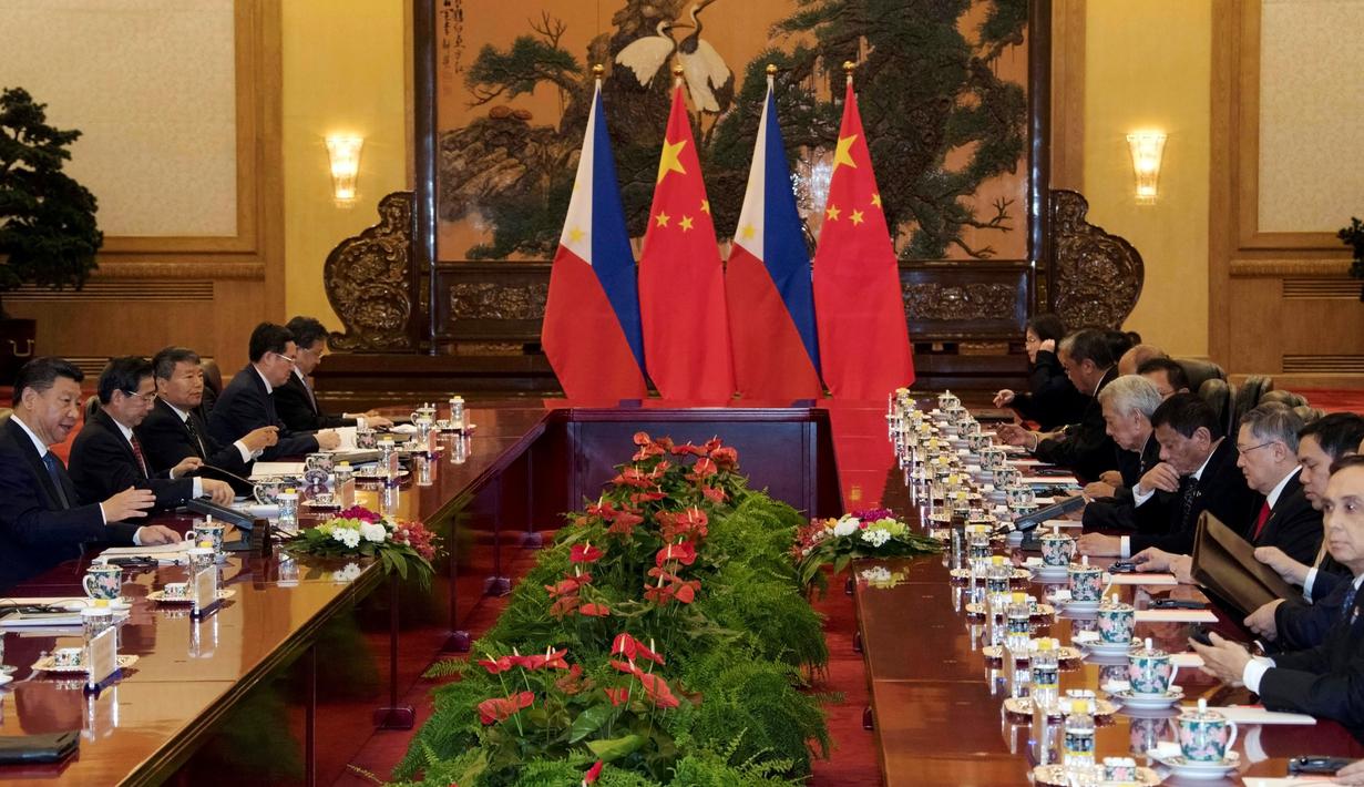 Suasana pertemuan Presiden Tiongkok Xi Jinping dengan Presiden Filipina Rodrigo Duterte pada saat pertemuan bilateral yang diadakan di Balai Agung Rakyat di Beijing, Tiongkok (20/10). (Reuters/ Ng Han Guan)