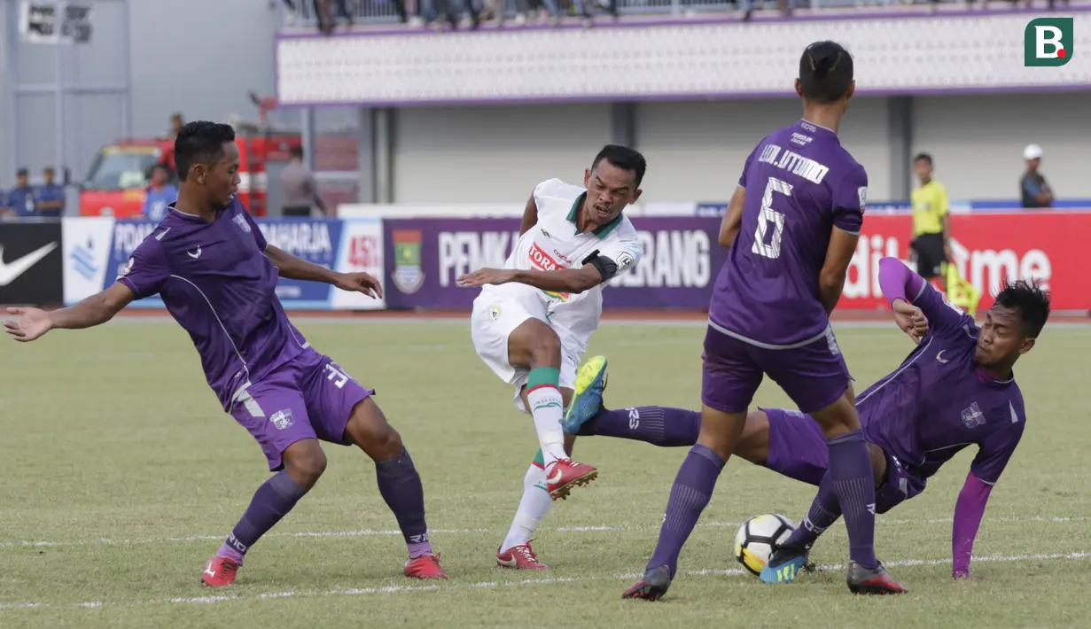 Pemain  PSS Sleman, Rangga Muslim, melepaskan tendangan ke gawang Persita Tangerang pada laga Liga 2 di Stadion Benteng Taruna, Tangerang, Jumat (26/10/2018). Kedua tim bermain imbang 1-1. (Bola.com/M Iqbal Ichsan)