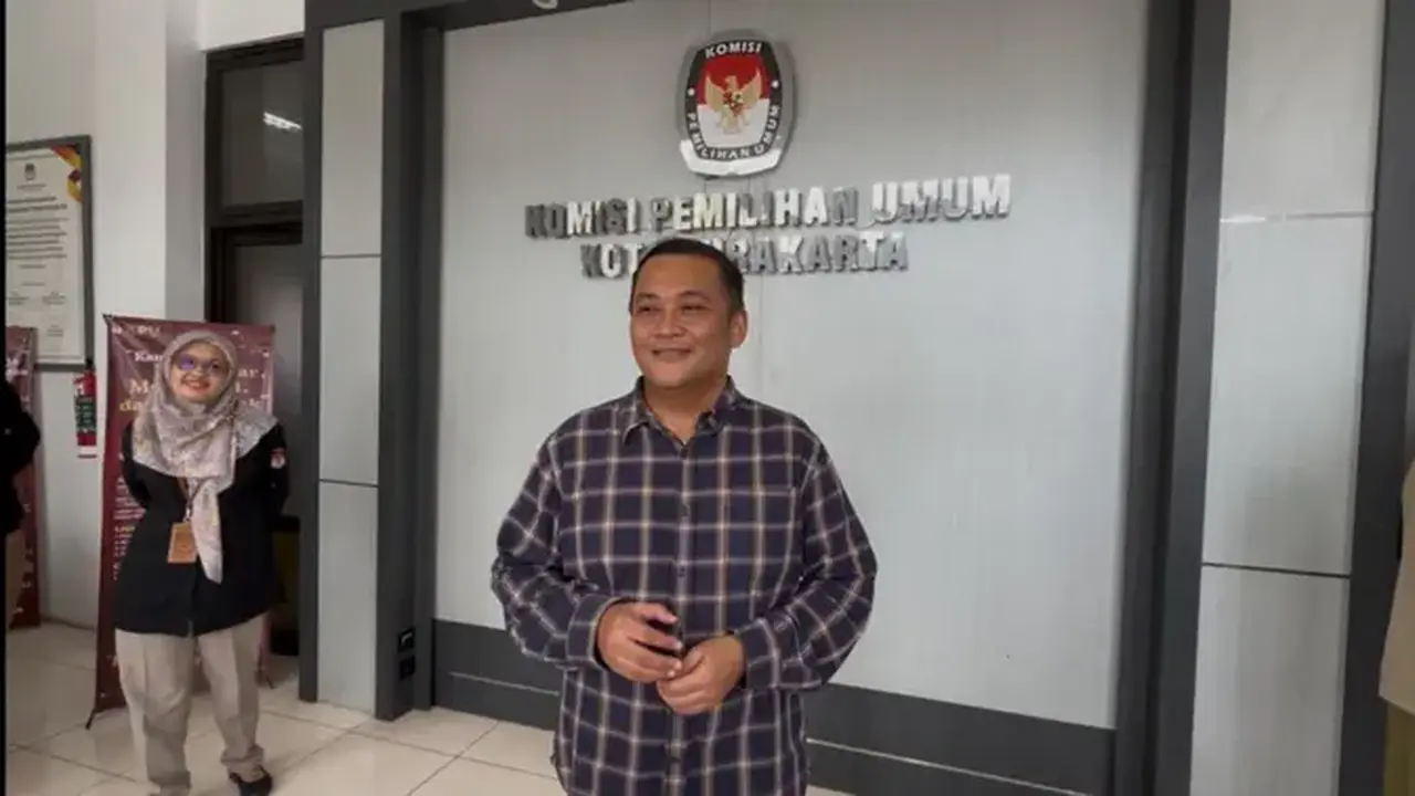 Ketua kpu solo yustinus arya artheswara di kantor kpu solo, rabu (7/10). (merdeka.com/arie sunaryo).