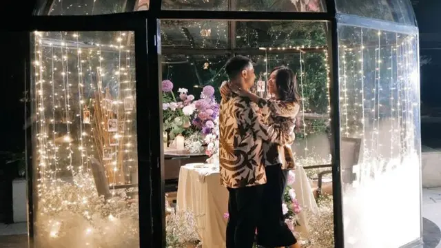 8 Potret YouTuber Jess No Limit Lamar Sisca Kohl, Serasi Pakai Baju Batik Couple