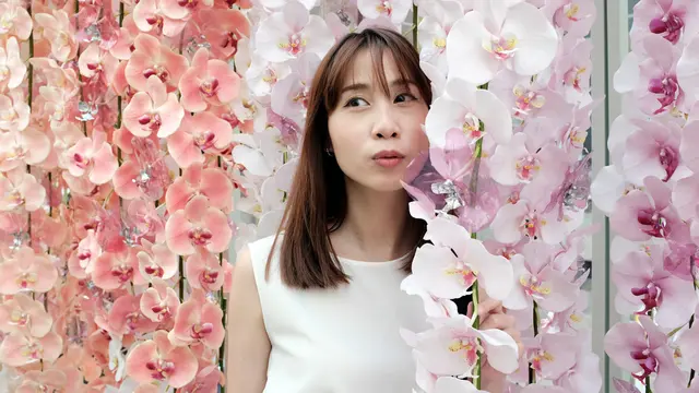 perempuan jatuh cinta
