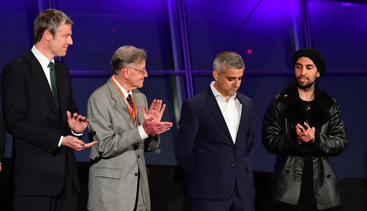 Walikota London terpilih Sadiq Khan (kedua kanan) saat diberikan selamat atas kemenangan dirinya di Balai Kota London, Inggris, (7/5). Pria berusia 45 tahun ini merupakan Wali Kota Muslim Pertama di London dan kedua di Eropa. (Leon Neal/AFP)