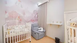Netizen langsung memberikan pujian untuk kamar tersebut yang dianggap sangat cantik dan fungsional. Banyak yang mengomentari bahwa nuansa pastel ini sangat cocok untuk bayi, sekaligus menggambarkan rasa cinta dan perhatian Gritte serta Arif dalam menyambut anggota keluarga baru. (Liputan6.com/IG/@gritteagathaa)