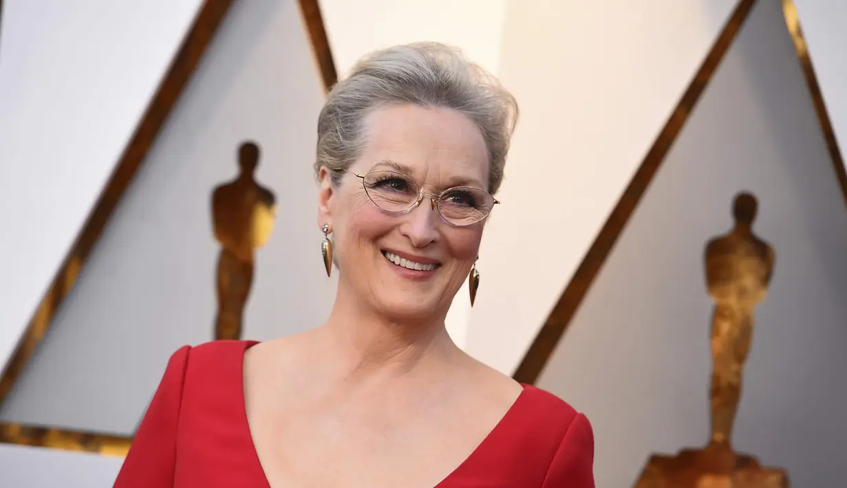 Tak bisa dipungkiri bahwa Meryl Streep tampil cantol dalam bisana merah yang membalutnya. (NewIndianExpress)