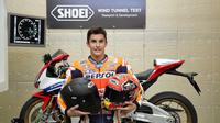 Produsen Helm, Shoei, menilai perbedaan helm yang digunakan Marc Marquez dan yang pasaran hanya pada desainnya. (Box Repsol)