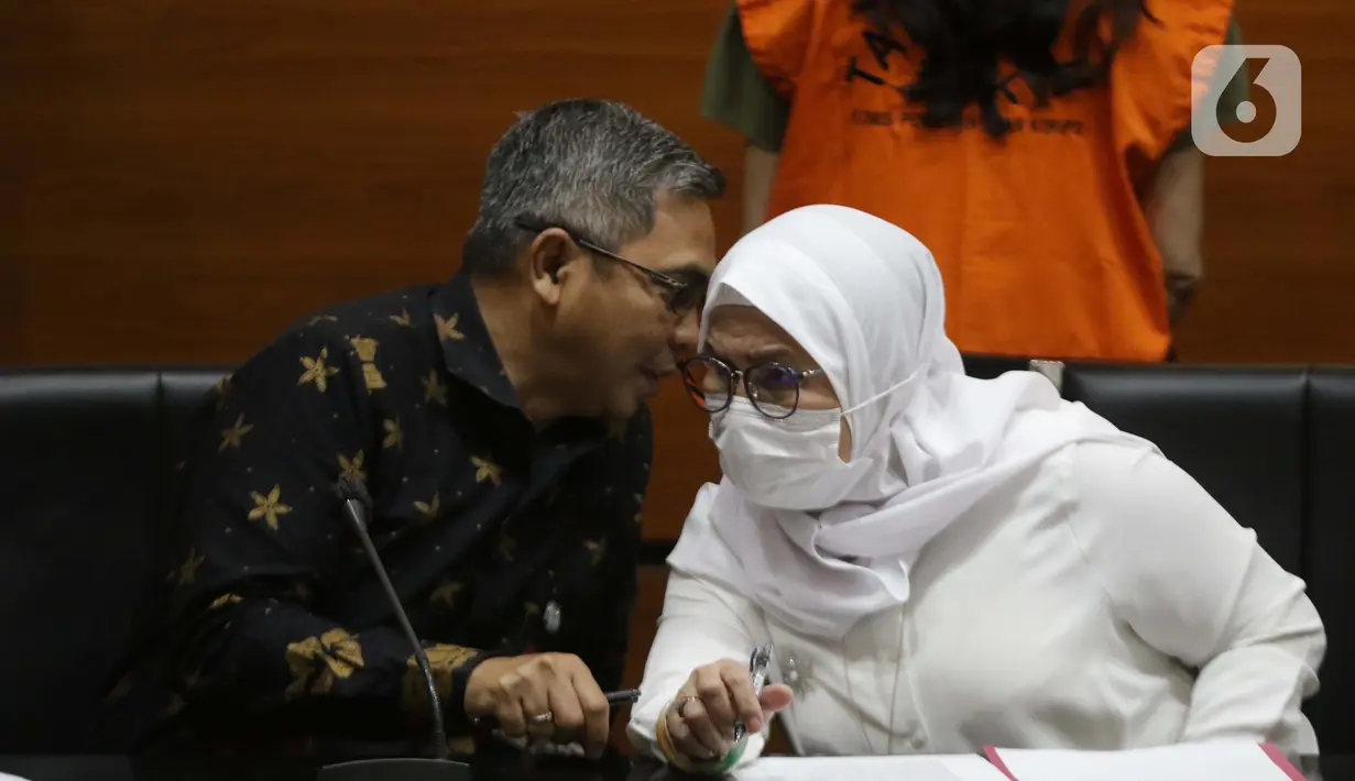 Wakil Ketua KPK. Lili Pintauli Siregar (kanan) saat rilis penahanan Anja Runtuwene tersangka dugaan korupsi pengadaan tanah program pembangunan rumah DP Rp 0,- di Munjul Pondok Ranggon, Gedung KPK, Jakarta, Rabu (2/6/2021). (Liputan6.com/Helmi Fithriansyah)