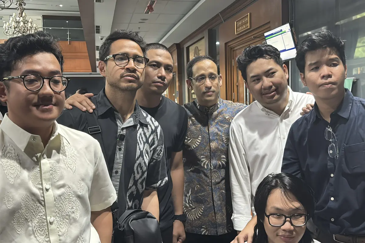 Sejumlah aktivis dan kreator konten bersama Eks Mendikbudristek Nadiem Makarim (Liputan6.com/Ady Anugrahadi)