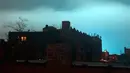 Langit malam diterangi warna biru cerah setelah ledakan trafo listrik dari pusat pembangkit listrik di wilayah Queens New York, Kamis (27/12). Polisi New York mengatakan sebuah transformator meledak di fasilitas Con Edison di Queens. (AP/Sophie Rosenbaum)